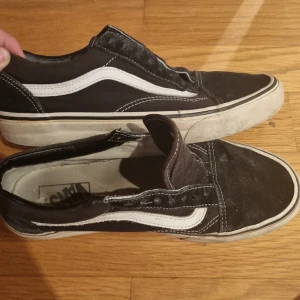 VANS OLD SKOOL - Svartvita vans old skool använda men i bra skick! Egen liten design på undersidan av sulan på höger sko :) tyvärr inga skosnören, pris kan defenitivt diskuteras!🌻