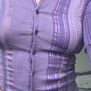 Lila topp  - Långärmad lila topp, köp på humana. Super fin färg och passform, blommor som knappar. Säljer pga lite för tajt över brösten på mig. Passar storlek S-M beroende på hur man vill att den ska sitta. Köparen står för frakt.