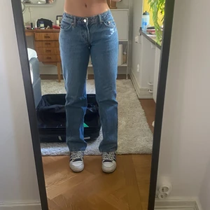 Arrow low - Jätte snygga jeans från weekday i modellen arrow, kostar 500 och är i helt topp skick. Storlek 27/32