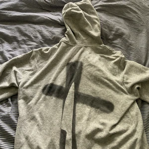 Oversized hoodie - Grå relaxed hoodie från weekday som är custom spraypaintad på ryggen