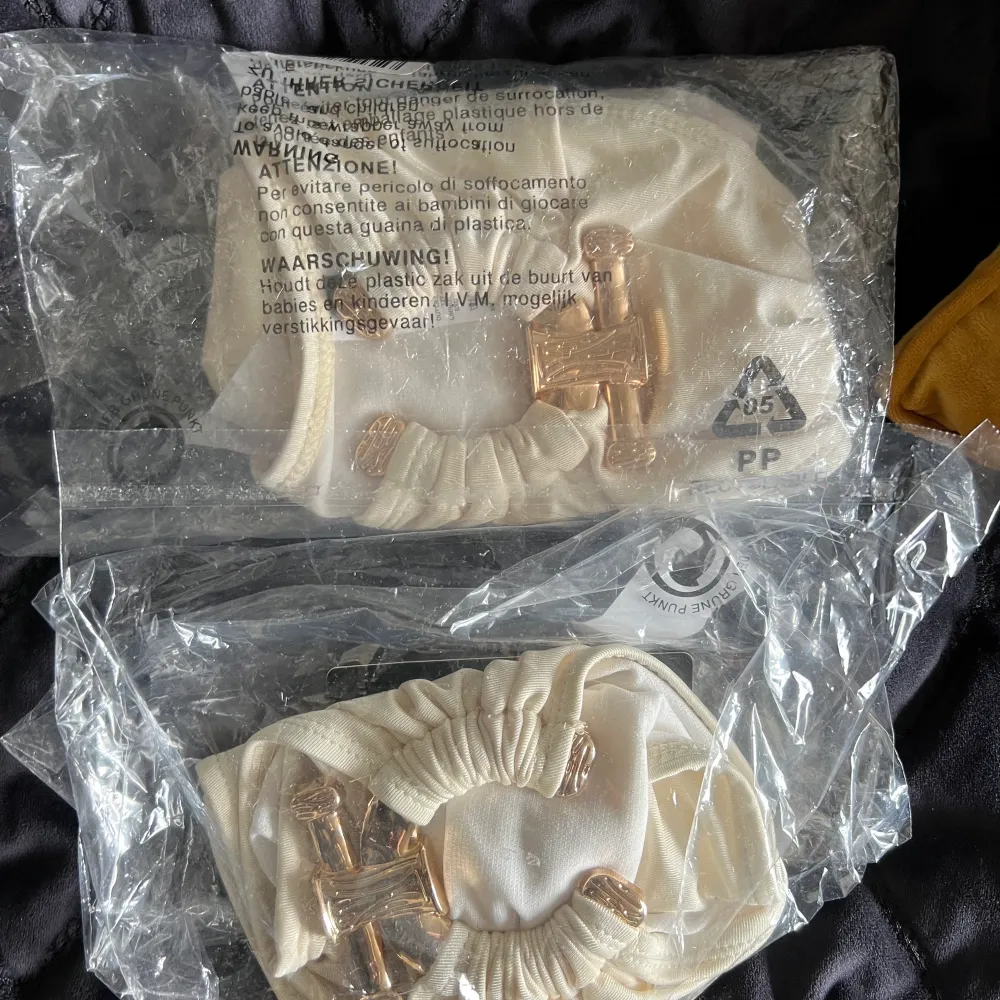 PLT bikini set I beige, köpte två det av misstag, aldrig prövad eller använd. UK 6 (xs/s) Cream Hammered Trim Bikini. Finns online för £21 delen. Muu.
