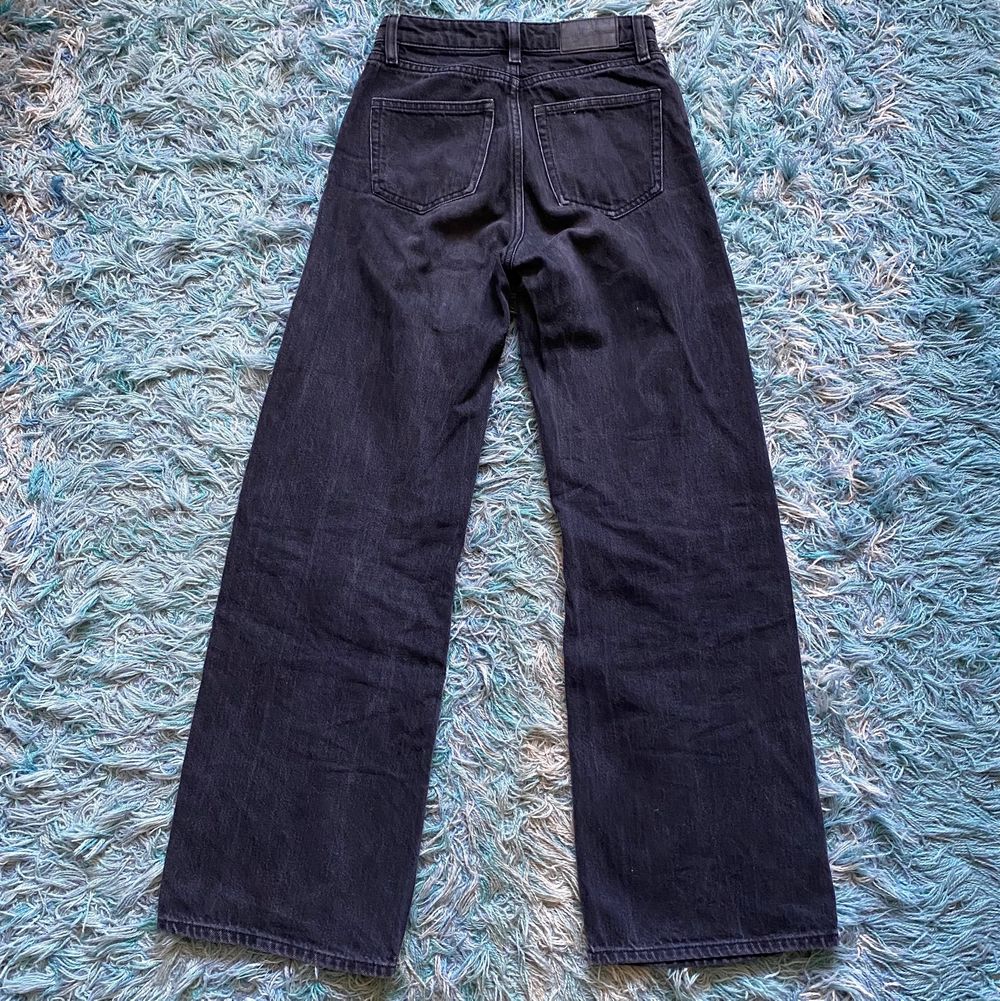 Yoko jeans från Monki köpta här på Plick, sparsamt använda. Säljer då jag har ett par liknande redan. De är i storlek W24. Frakt tillkommer 🌸. Jeans & Byxor.