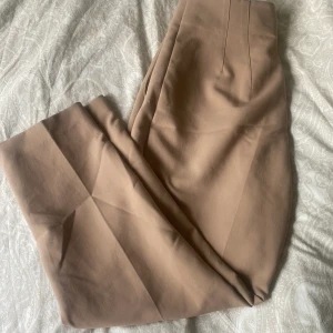 Zara kostymbyxor - Kostymbyxor från zara i storlek L. Bra omhändertagna, lite plottrig på rumpan 🍑