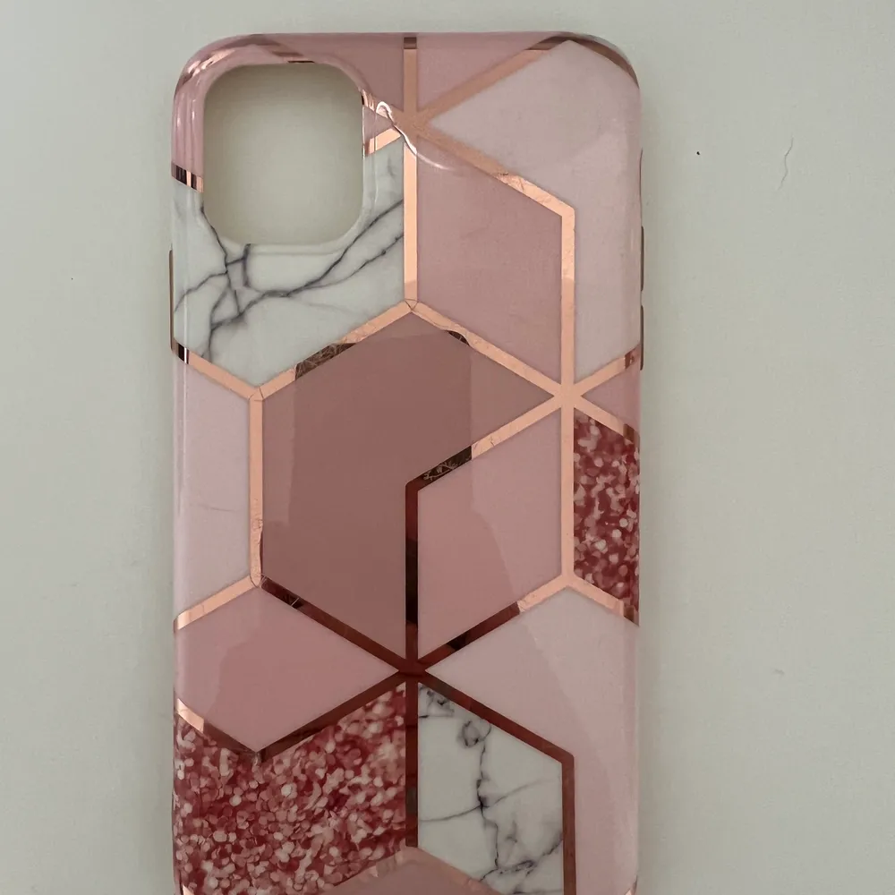 Skal till iPhone 11, endast det rosa kvar!  . Övrigt.