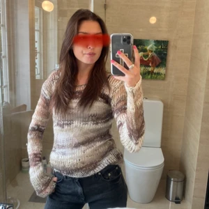 Stickad tröja - Ball stickad tröja, vit beige brun. Köpt second hand, jag har tvättat den och inte använt den efter👍🏻