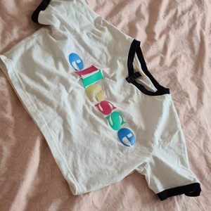 Ellesse vit croptop - Väldigt kort vit t-shirt från Ellesse. Storlek är mer 36 än 38 i min åsikt. Nypris okänt.