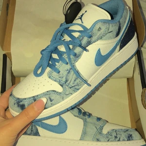 Jordan 1 low - ”Denim washed” ✨🥶🤩 - Helt ny beställda på restocks har kvitto på mejl! Storlek 38 medföljer självklart orginalkartong ✨