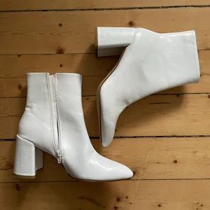 Oanvända klackskor - Inköpta i London. Storlek 39. Aldrig använda.