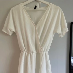 Vit jumpsuit från HM - Vit jumpsuit från HM i storlek 32. Den är superfin och känns väldigt lyxig trots att den är från hm. Som ni kan se på sista bilden har den lite brodering längst ner på benen. Det är dubbelt tyg, ett vitt som underkjol och ett tunnare mer skirt material utanpå vilket gör att den ser så fin ut. Endast använd en gång så är i väldigt bra skick :) Den är perfekt till typ skolavslutning eller student eller bara ha nu på sommaren!  Bara att skicka ett meddelande om ni vill ha fler bilder/mer info!