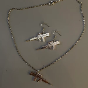 AK-47 örhängen & halsband - Säljer dessa coola handgjorda örhängen och halsband med AK-47⛓ Går att få med guldig kedja. Örhängena går också att få med svarta eller guldiga krokar. Örhängena är nickelfria.                  💵Örhängen kostar 45kr/par och halsband 50kr/st. Ett set med ett par örhängen samt halsband av valfri kedja/färg på krokarna för 80kr💵. Halsbandet är 45cm. Berlocken är 44,8mm🌸 🗝FINNS ÄVEN SOM NYCKELRING MED GULD ELLER SILVER FÖR 20kr🗝