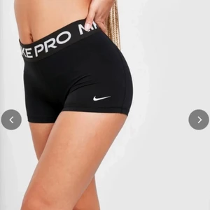 Mintgröna Nike Pro träningsshorts  - Ett par supersnygga mintgröna Nike Pro träningsshorts i storlek S. Endast använda ett fåtal gånger, fint skick, inga defekter ✨ Samma passform som första bilden (lånad). Finns fler bilder