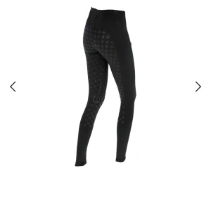 Ridbyxor - Helt nya ridbyxor endast använda 1 gång i 30 min ungefär❤️ köpte de för 500kr säljer för 450kr pris kan diskuteras❤️ super bra kvalite har haft många byxor av samma märke förut men jag köpte fel storlek❤️ de är i storlek XS men passar även för folk som har S❤️