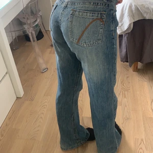 Snygga jeans st32  - 90tals jeans passar perfekt på mig som är 167 ganska använda men ändå fräscha👌🏽