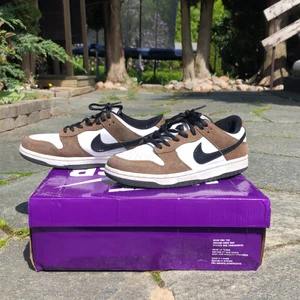 Nike sb dunk strl: 40 - Jag säljer dom så billigt eftersom att jag har skejtat dom lite grann, dem är väldigt snygga och passar till de flesta outfitsen/ lätta att matcha. Dem är knappt creasade eller smutsiga.