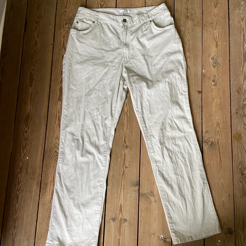 Straight baggy jeans, kräm vit nyans. (Har blivit insydda, kan skicka bild i chatt) . Jeans & Byxor.