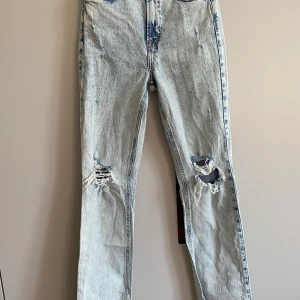 Zara jeans  - Zara jeans med medelhög midja. 