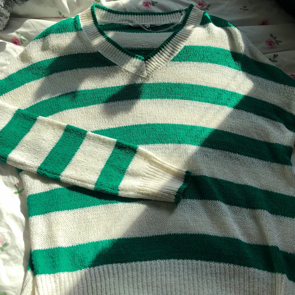 Snyggaste tröjan som passar perfekt över en klänning till sommaren! Stl S💗 Frakt: 66kr. Tröjor & Koftor.