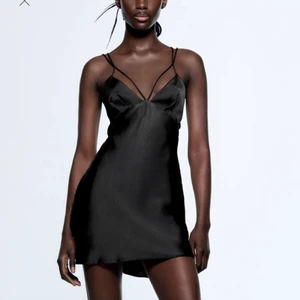 Svart satinklänning Zara - ALDRIG använd, prislappen är fortfarande kvar! Säljer då jag beställde två storlekar och inte behöver denna. Den är i satin och supersnygg både fram och bak! Skriv vid frågor😇