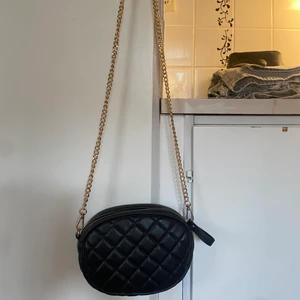 Väska  - Säljer denna väskan ifrån TIAMO för 60kr 