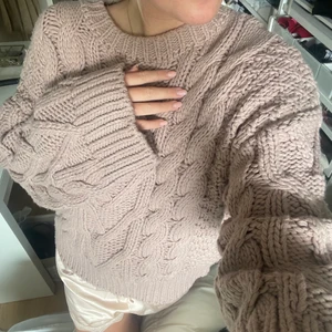 Stickad tröja - Säljer min fina stickade tröja, jättemysig att dra över klänningen på sommaren!! Lite ljusrosa färg 