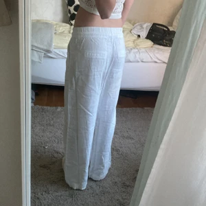 Linnebyxor - Jätte snygga linnebyxor! Passar perfekt nu till sommaren. Lite pösigare på mig som är 172cm lång. I storlek XS