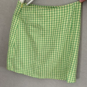 Grön kjol  - En väldigt söt och fin grön kjol. Väldigt snyggt till sommaren köpte den från Plick men den har inte kommit till så mycket användning därmed säljer vidare💚