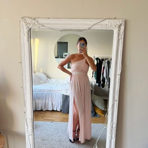 Balklänning  - Superfin puderrosa balklänning! Går även att använda både med axelband eller utan. Använd en gång. Är däremot trampad på nertill men inget man tänker på när den sitter på. 