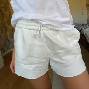 Sååå sköna vita shorts från bikbok. Använda fåtalet gånger som mjukis, bra skick. 