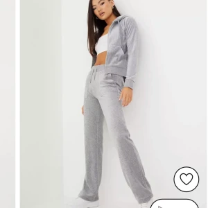 Juciy couture  - Säljer ett par jätte fina Juciy couture hela settet pågrund av att de är för stora på mig. Bara använda ett par gånger är som nya.  Hela settet kostar egentligen 2200kr 