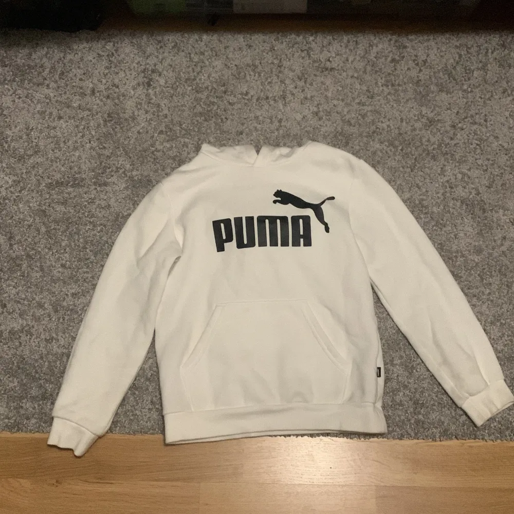 Vit puma hoodie/huvtröja i mycket bra skick för åldrarna 11/12.. Hoodies.