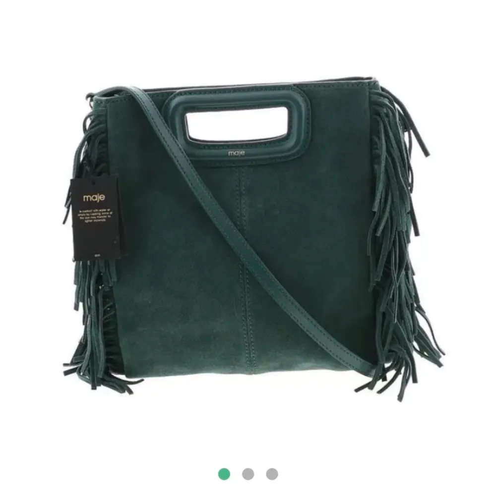 Säljer nu min så snygga mörkgröna maje väska! De är i den största modellen och är i völdigt bra skick förutom att insidan kan vara lite smutsig, men inget man ser när man använder den. Perfekt nu till hösten! . Nypris 3200kr, säljer för 1400kr. Väskor.