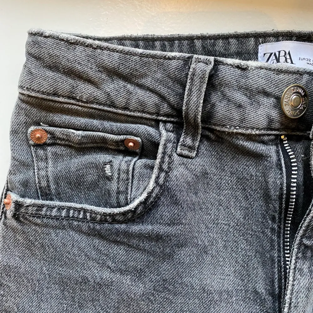 Säljer dessa gråa zara jeans i super fint skick!  Mid rise. Köparen står för frakten.. Jeans & Byxor.