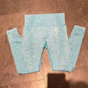 Gymshark vital seamless xs 💙 - Så så fina byxor från gymshark som dessvärre blivit för små för mig. Storlek xs. Kan tänka mig byta mot andra träningstights från gymshark eller iciw i storlek s. Frakt tillkommer 💙 Klicka gärna på köp direkt. Så smidigt!