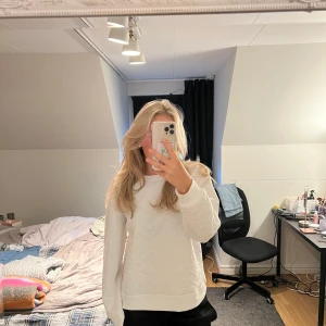 Sweatshirt  - Säljer en vit sweatshirt från zara med mönster på. Tröjan är i strl M men skulle säga att den även passar strl S. Pris kan diskuteras vid snabb affär.