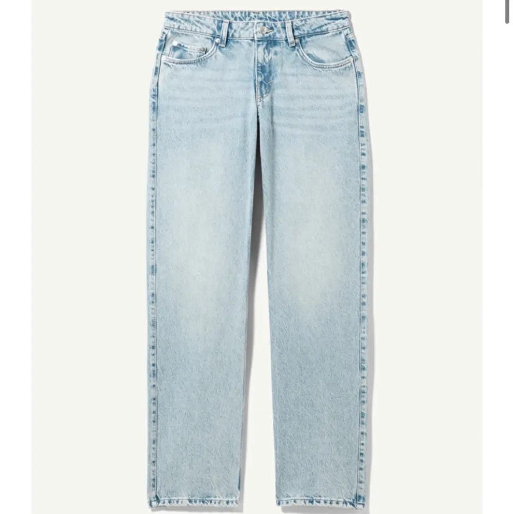 Säljer mina weekday jeans då de inte kommer till användning, de har en fläck längst ner men skulle ej säga att den syns . Jeans & Byxor.
