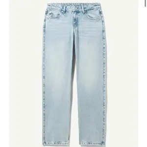 Säljer mina weekday jeans då de inte kommer till användning, de har en fläck längst ner men skulle ej säga att den syns 