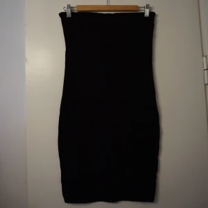 Tubklänning - Svart tubklänning. Använd 2-3 gånger. Har gummi runt övre kanten för att hållas uppe. Frakt ingår i pris. Allt jag säljer vill jag bli av med innan den 20/11 då jag flyttar utomlands, pruta på och om ni vill ha fler produkter kan jag lösa paketpris💯