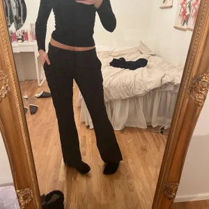 Lågmidjade kostymbyxor  - Lågmidjade kostymbyxor från bikbok. Väldigt väldigt små i storleken detta är strl 40 och de sitter normalt på mig som brukar ha ca 34/36 jag är ca 170cm lång :)