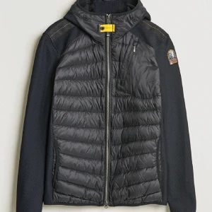 Söker?  Parajumper jacka  - Söker st s eller m Sthlm helst för att mötas 