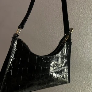 Svart handväska - Fin svart handväska i jättefint skick 💕 Rymmer ganska mycket 👍🏽 Frakt ingår i priset