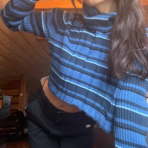 Randig tröja med högkrage - Randig mycket skönt tröja. Högkrage, Länge baktill men är croppad. 