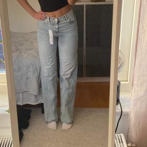 Superfina ljusblå raka jeans från Gina. Helt nya med prislappen kvar, men jag måste tyvärr sälja dom då dom aldrig kommer till användning. Jag är 176 cm lång och ursprungspriset var 599kr🥰skriv om ni har några frågor. Frakt tillkommer