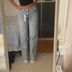 Ljusblå jeans från Gina Tricot - Superfina ljusblå raka jeans från Gina. Helt nya med prislappen kvar, men jag måste tyvärr sälja dom då dom aldrig kommer till användning. Jag är 176 cm lång och ursprungspriset var 599kr🥰skriv om ni har några frågor. Frakt tillkommer