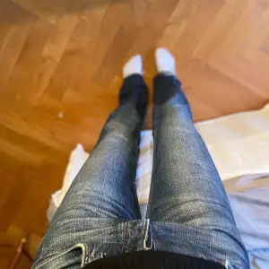 Super sköna jeans, köpa på plick men har slutat använda dom🙁 jag är 165 och de är lite långa på mig. Cool slitning och midrise. Skulle smitta på måtten 26/32.