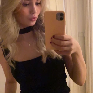 Zara topp - Väldigt trendig zara topp, som inte kommer till användning. Den har inga defekter och är i storlek M men passar mig som är S/Xs då den krymt lite i tvätten! Kan köpas direkt billigare vid snabb affär