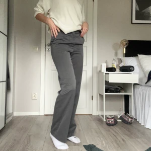 Gråa kostymbyxor  - Snygga gråa kostymbyxor från bikbok. Säljer på grund av att de blivit försmå, älskade dessa innan.