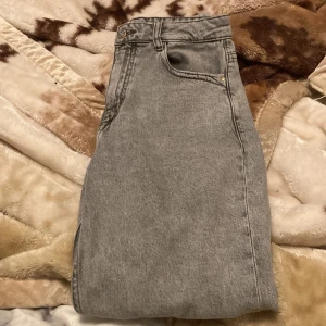 Jeans - Ett par gråa jeans från zara, i strl 36.
