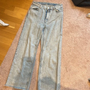 👖 jeans  - Ljus blå jeans i storlek 27