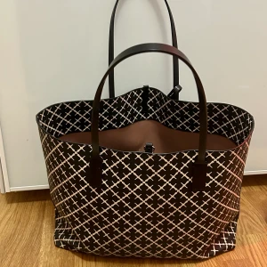 Malene Birger väska - Säljer min fina väska då jag inte använder så mycket, den är hel och fräsch som ny. Modell: Abigail printed tote bag. Måtten är 48 x 28 x 12.5cm. Skriv till mig vid intresse! ❤️