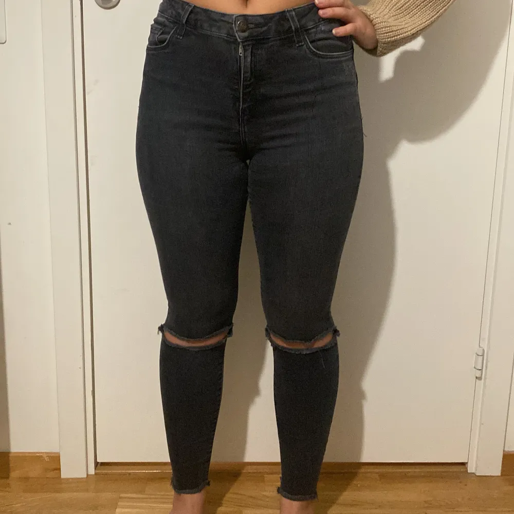 Ett par svarta jeans med hål k knäna som sitter superbra men kommer inte till användning längre. Jag de är strl 40 men skulle passa någon med 36 eller 38 oxå!!💕. Jeans & Byxor.